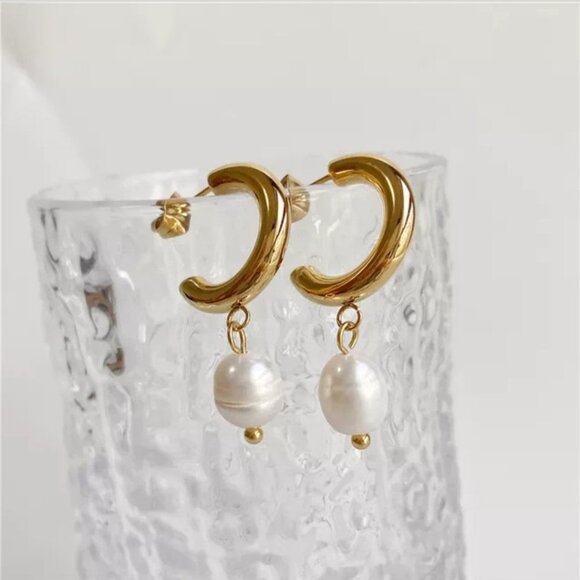 18K Gold Plated Pearl Earrings - Picture 1 of 1